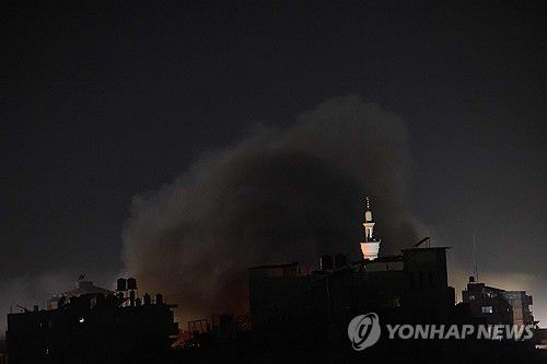 가자지구 남부 라파 폭격(라파 AFP=연합뉴스) 12일(현지시간) 이스라엘군의 폭격을 받은 가자지구 최남단 도시 라파에서 연기가 피어오르는 모습. 2024.2.12