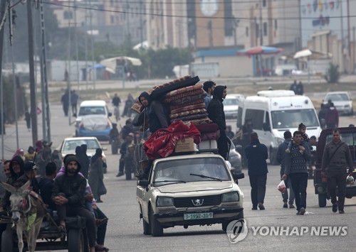 남부 도시로 피란하는 가자지구 주민들(가자지구 EPA=연합뉴스) 가자지구 중부 누세이라트, 부레이지 난민촌과 남부 칸 유니스 일부 지역 주민들이 지상전을 확대한다는 이스라엘의 경고에 따라 27일(현지시간) 라파로 대피하고 있다. 팔레스타인 무장 정파 하마스와 전쟁 중인 이스라엘군은 전날 가자지구 중부 난민촌으로 지상 작전을 확대했다고 밝혔다. 2023.12.28 besthope@yna.co.kr