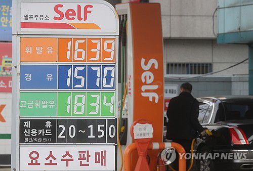 주유소 기름값 17주만에 상승 전환…"당분간 오름세"(서울=연합뉴스) 류효림 기자 = 국제유가 상승 영향으로 국내 주유소 휘발유·경유의 주간 평균 판매가격이 17주 만에 오름세로 돌아섰다. 지난 3일 한국석유공사 유가정보시스템 오피넷에 따르면 1월 다섯째 주(1월 28일∼2월 1일) 전국 주유소 휘발유 평균 판매가는 직전 주보다 L당 15.3원 오른 1천579원이었다. 사진은 4일 오후 서울 시내 주유소 모습. 2024.2.4 ryousanta@yna.co.kr