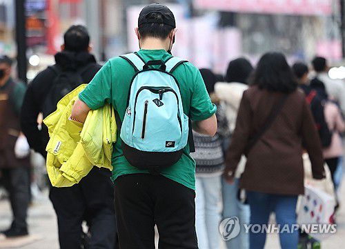 서울 명동거리를 찾은 한 시민이 반팔 차림으로 걸어가고 있다. [연합뉴스 자료사진]