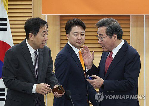 무슨 대화?(서울=연합뉴스) 신준희 기자 = 개혁신당 이낙연 공동대표(오른쪽)와 금태섭 최고위원이 13일 국회 의원회관에서 열린 제1차 최고위원회의에 앞서 대화를 하고 있다.      가운데는 이준석 공동대표. 2024.2.13 hama@yna.co.kr