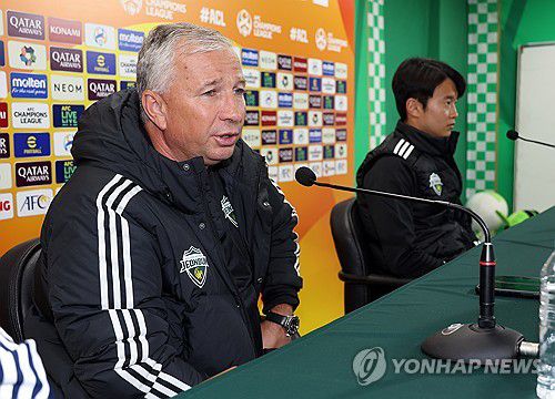 전북 현대 감독.주장 기자회견(전주=연합뉴스) 최영수 기자 = 전북 현대축구단 페트레스쿠 감독과 주장 김진수가 13일 오후 전주월드컵경기장에서 포항과 펼칠 AFC 챔피언스리그 16강전에 대한 의견을 밝히고 있다. 2024.2.13 kan@yna.co.kr