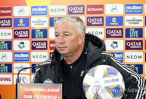 전북 현대 감독(전주=연합뉴스) 최영수 기자 = 전북 현대축구단 페트레스쿠 감독이 13일 오후 전주월드컵경기장에서 포항과 펼칠 AFC 챔피언스리그 16강전에 대한 의견을 밝히고 있다. 2024.2.13 kan@yna.co.kr