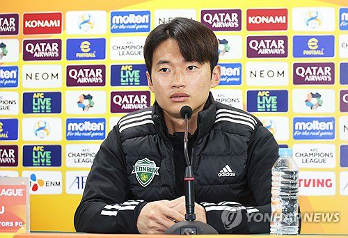 전북 현대 주장 김진수(전주=연합뉴스) 최영수 기자 = 전북 현대축구단 주장 김진수가 13일 오후 전주월드컵경기장에서 포항과 펼칠 AFC 챔피언스리그 16강전에 대한 의견을 밝히고 있다. 2024.2.13 kan@yna.co.kr