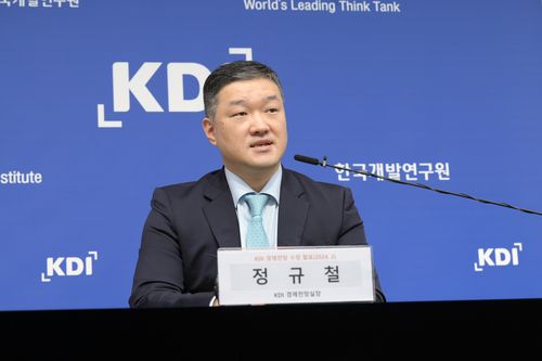 브리핑하는 한국개발연구원(KDI) 정규철 경제전망실장[KDI 제공. 재판매 및 DB 금지]