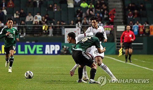 몸싸움하는 조르지와 이수빈(전주=연합뉴스) 나보배 기자 = 14일 오후 전북 전주시 덕진구 전주월드컵경기장에서 열린 아시아축구연맹(AFC) 챔피언스리그 16강 1차전. 전북 현대모터스와 포항 스틸러스 경기에서 포항 조르지가 전북 이수빈과 몸싸움을 하고 있다. 2024.2.14 warm@yna.co.kr