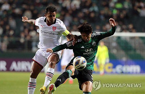 몸 날리는 안현범(전주=연합뉴스) 나보배 기자 = 14일 오후 전북 전주시 덕진구 전주월드컵경기장에서 열린 아시아축구연맹(AFC) 챔피언스리그 16강 1차전. 전북 현대모터스와 포항 스틸러스의 경기에서 전북 안현범이 공을 사수하고 있다. 2024.2.14 warm@yna.co.kr