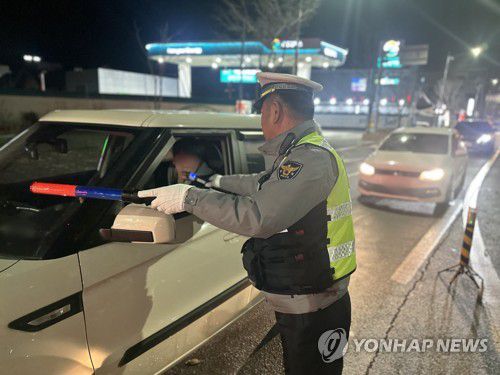 음주 단속 중인 경찰[연합뉴스 자료사진]