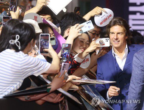 사인 요청 쏟아지는 톰 크루즈[연합뉴스 자료사진]