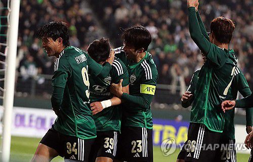 2대 0으로 앞서가는 전북 현대(전주=연합뉴스) 나보배 기자 = 14일 전북 전주시 덕진구 전주월드컵경기장에서 열린 아시아축구연맹(AFC) 챔피언스리그 16강 1차전. 전북 현대모터스와 포항 스틸러스의 경기에서 전북 안현범이 골을 넣은 뒤 기뻐하고 있다. 2024.2.14 warm@yna.co.kr