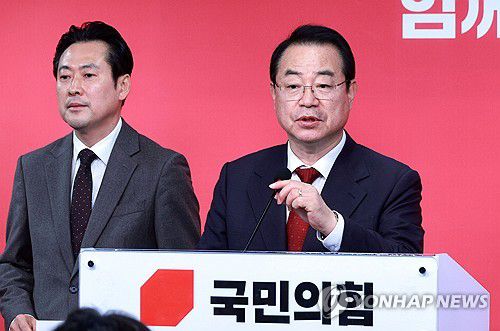 국힘, 원희룡·안철수·방문규·이수정등 25명 단수공천(서울=연합뉴스) 한종찬 기자 = 국민의힘 정영환 공천관리위원장이 15일 오전 서울 여의도 국민의힘 당사에서 제7차 회의 결과를 발표하고 있다. 2024.2.15 saba@yna.co.kr