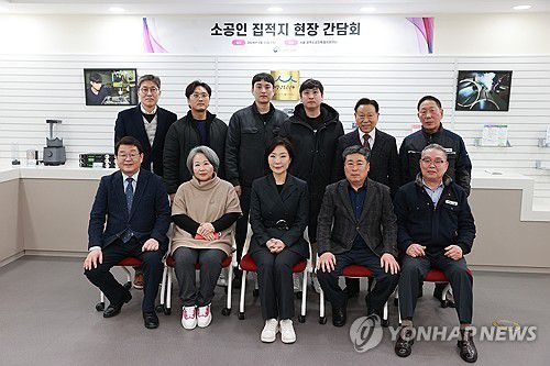 오영주 장관, 소공인 집적지 현장 간담회(서울=연합뉴스) 오영주 중소벤처기업부 장관이 15일 서울 영등포구 광역 소공인특화지원센터에서 열린 '소공인 집적지 현장 간담회'를 마치고 참석자들과 기념 촬영을 하고 있다. 2024.2.15 [중소벤처기업부 제공. 재판매 및 DB 금지] photo@yna.co.kr