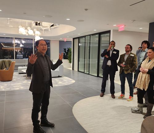 연방 상원 의원 도전 이유 설명하는 앤디 김(워싱턴=연합뉴스) 강병철 특파원 = 한국계 최초로 연방 상원의원에 도전한 앤디 김 연방 하원의원(민주·뉴저지)의원은 15일(현지시간) 워싱턴 DC의 한 건물에서 열린 행사에서 참석자들에게 상원의원에 도전하게 된 이유를 밝히고 있다. 2024.02.15. soleco@yna.co.kr