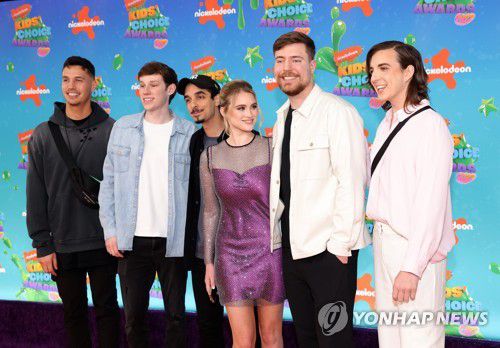 '미스터비스트'로 알려진 지미 도널드슨(오른쪽에서 두 번째) [UPI 연합뉴스 자료사진. 재판매 및 DB 금지]