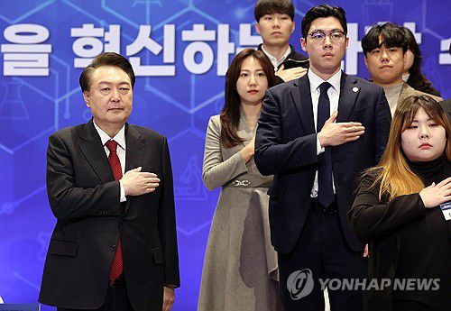 윤석열 대통령, 과학분야 민생토론회 참석(대전=연합뉴스) 홍해인 기자 = 윤석열 대통령이 16일 대전 유성구 ICC호텔에서 '대한민국을 혁신하는 과학 수도 대전'을 주제로 열린 열두 번째 '국민과 함께하는 민생토론회'에서 국기에 경례하고 있다. 2024.2.16 [대통령실통신사진기자단] hihong@yna.co.kr