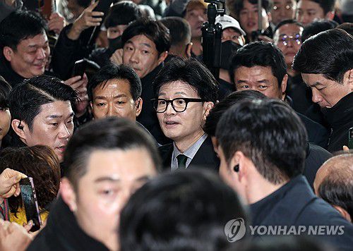 의정부 제일시장 찾은 한동훈(의정부=연합뉴스) 임병식 기자 = 국민의힘 한동훈 비상대책위원장(가운데)이 16일 오후 경기도 의정부시 제일시장에서 시민 간담회를 위해 이동하고 있다. 2024.2.16 [공동취재] andphotodo@yna.co.kr