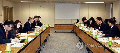 일본의사협회 상임이사와 면담하는 조규홍 장관(서울=연합뉴스) 조규홍 보건복지부 장관이 지난 25일 일본 도쿄에서 가마야치 시토시 일본의사협회 상임이사와 만나 면담하고 있다. 2024.1.26 [보건복지부 제공. 재판매 및 DB 금지] photo@yna.co.kr