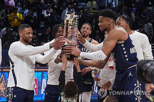 올스타전에서 서부 팀을 꺾은 동부 팀 선수들[AP=연합뉴스]