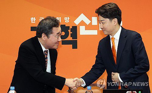 인사하는 이낙연ㆍ이준석 공동대표(서울=연합뉴스) 한상균 기자 = 개혁신당 이낙연, 이준석 공동대표가 19일 국회에서 열린 최고위원회의에 참석하고 있다. 2024.2.19 xyz@yna.co.kr