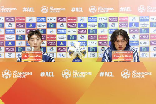 기자회견에 참석한 울산 HD 홍명보 감독(오른쪽)과 골키퍼 조현우[울산 현대 제공. 재판매 및 DB 금지]