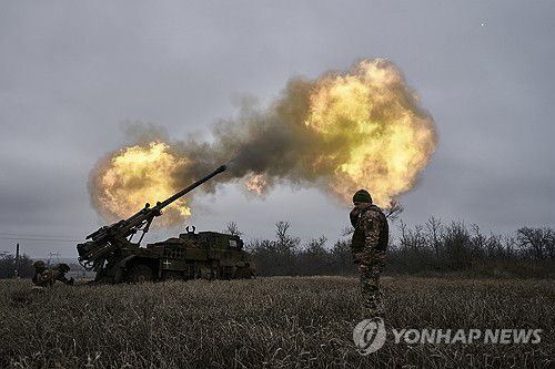 동부 격전지 아우디이우카에서 러시아군을 공격하는 우크라이나군[AP 연합뉴스 자료사진. 재판매 및 DB 금지]