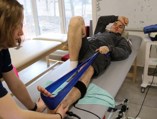 다시 걷기까지(키이우=연합뉴스) 김동호 특파원 = 20일(현지시간) 키이우재활원에서 한 상이군인이 하체 근육을 단련하는 치료를 받고 있다. 2024.2.21. dk@yna.co.kr