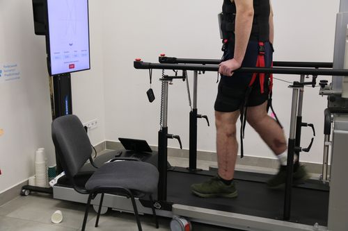 수술 자국(키이우=연합뉴스) 김동호 특파원 = 20일(현지시간) 키이우재활원에서 한 상이군인이 하체 근육을 단련하는 치료를 받고 있다. 2024.2.21. dk@yna.co.kr