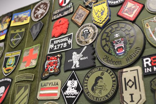 부대 마크(키이우=연합뉴스) 김동호 특파원 = 20일(현지시간) 키이우재활원 벽 한켠에 치료를 마친 군인들이 남기고 간 다양한 부대마크가 전시돼 있다. 2024.2.21. dk@yna.co.kr