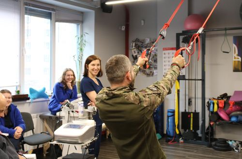 재활치료(키이우=연합뉴스) 김동호 특파원 = 20일(현지시간) 키이우재활원에서 한 상이군인이 상체 근육을 단련하는 치료를 받고 있다. 2024.2.21. dk@yna.co.kr