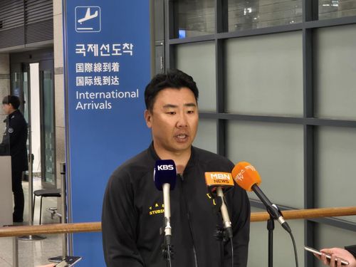 인천공항에서 인터뷰하는 이범호 KIA 감독[촬영 장현구]