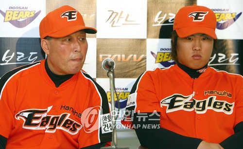 2007년 한화 이글스 김인식(왼쪽) 감독과 류현진[연합뉴스 자료사진]
