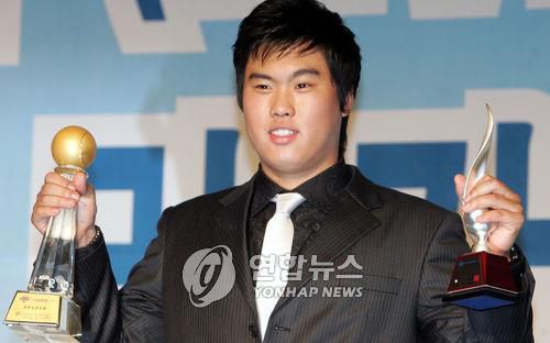 신인상과 MVP를 동시에 거머쥔 류현진[연합뉴스 자료사진]