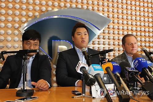 MLB 다저스 입단을 앞두고 기자회견하는 류현진[연합뉴스 자료사진]