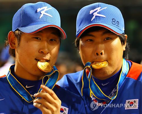 <아시안게임>금메달 철벽 마운드 류현진-윤석민2010년 11월 19일 중국 광저우 아오티 구장에서 열릴 2010 광저우 아시안게임 야구 결승 한국과 대만의 경기에서 승리해 영광의 금메달의 목에건 한국팀의 류현진과 윤석민이 금메달을 입에 문채 기뻐하고 있다. 2010.11.19 hkmpooh@yna.co.kr [연합뉴스 자료사진]