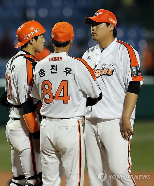 송진우(가운데) 전 한화 코치와 류현진(오른쪽)[연합뉴스 자료사진]