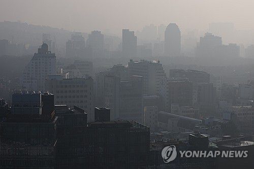 초미세먼지로 뒤덮인 서울(서울=연합뉴스) 김성민 기자 = 서울에 초미세먼지 주의보가 발령된 12일 오전 서울 시내 한 건물에서 바라본 도심이 뿌옇다. 2024.2.12 ksm7976@yna.co.kr
