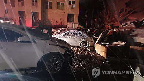 태안 아파트 단지 옹벽 붕괴(태안=연합뉴스) 22일 오전 3시 20분께 충남 태안군 태안읍 평천리의 한 아파트 단지에서 20m 길이의 옹벽이 무너져 입주민 차량 9대가 파손됐다. 2024.2.22 [충남 태안소방서 제공. 재판매 및 DB 금지] coolee@yna.co.kr