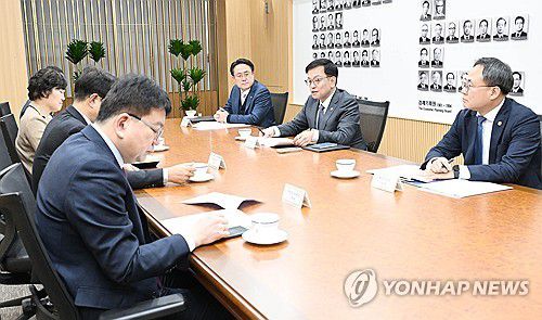 최상목 부총리, 경제현안 관계장관간담회 주재(서울=연합뉴스) 최상목 부총리 겸 기획재정부 장관이 22일 정부세종청사에서 물가와 관련 경제현안 관계장관간담회를 주재하고 있다. 2024.2.22 [기획재정부 제공. 재판매 및 DB 금지] photo@yna.co.kr