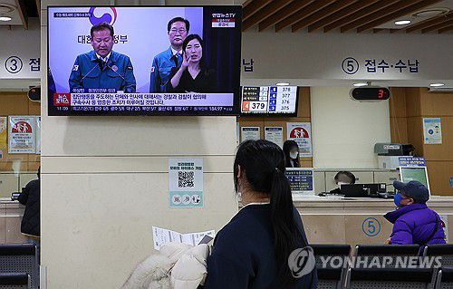 강대강의 대결(서울=연합뉴스) 김도훈 기자 = 정부의 의대 정원 증원 정책에 반발한 전공의들의 집단행동 사흘째인 22일 오전 서울의 한 공공 병원에 설치된 TV에 전공의 이탈 관련 정부의 대응 방안 관련 뉴스가 나오고 있다. 2024.2.22 superdoo82@yna.co.kr