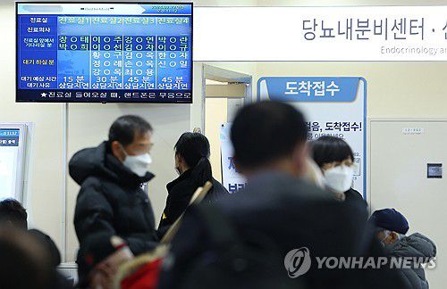 의료공백, 대기시간 45분은 기본(서울=연합뉴스) 김도훈 기자 = 정부의 의대 정원 증원 정책에 반발한 전공의들의 집단행동 사흘째인 22일 오전 서울의 한 공공 병원 전광판에 대기 예상 시간이 표시돼 있다. 2024.2.22 superdoo82@yna.co.kr