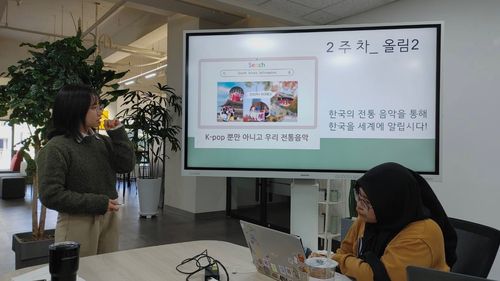 사이버외교사절단 반크에서 청년 인턴으로 일하는 쯔엉 티 옥 안 씨(왼쪽)의 모습[쯔엉 티 옥 안 씨 제공. 재판매 및 DB 금지]