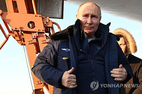 전략폭격기 타는 푸틴(모스크바 AP=연합뉴스) 22일(현지시간) 블라디미르 푸틴 러시아 대통령이 러시아 타타르스탄공화국 카잔의 항공 공장 활주로에서 초음속 장거리 전략폭격기 투폴레프(Tu)-160M을 탑승하기 전 항공복을 입고 있다. [크렘린 풀] 2024.2.22 photo@yna.co.kr (끝)