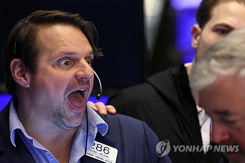 NYSE 입회장에서 일하는 트레이더의 모습[연합뉴스 자료사진]