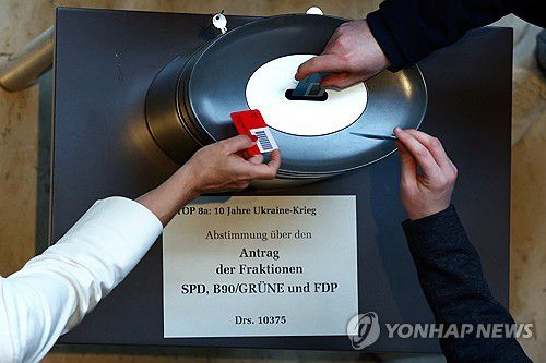 결의안 찬반투표 하는 독일 연방하원 의원들(베를린 로이터=연합뉴스) 22일(현지시간) 독일 연방하원 의원들이 우크라이나 무기지원 결의안에 투표하고 있다. 2024. 2. 22