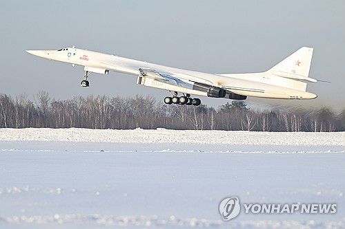 푸틴 탑승한 Tu-160M 이륙(타타르스탄공화국=타스) 22일(현지시간) 블라디미르 푸틴 러시아 대통령이 탑승한 초음속 장거리 전략폭격기 투폴레프(Tu)-160M이 러시아 타타르스탄공화국 카잔의 항공 공장 활주로에서 이륙하고 있다. 2024.2.22 photo@yna.co.kr (끝)
