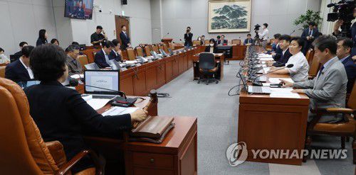 의사봉 두드리는 남인순 정체개혁특별위원회 위원장자료사진