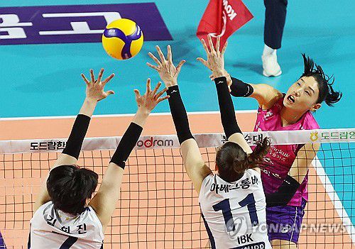 스파이크하는 김연경(인천=연합뉴스) 임순석 기자 = 15일 인천 삼산월드체육관에서 열린 프로배구 V리그 여자부 흥국생명과 IBK기업은행 경기. 흥국생명 김연경이 스파이크하고 있다. 2024.2.15 soonseok02@yna.co.kr