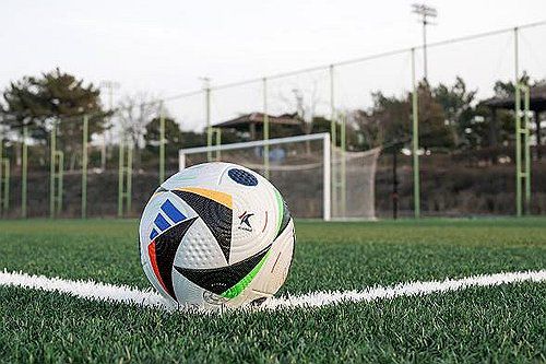 새 시즌 K리그 공인구는 유로2024서 쓰일 '푸스발리버'(서울=연합뉴스) 한국프로축구연맹은 하나은행 K리그 2024에서 사용할 새로운 공인구로 아디다스의 '푸스발리버'(FUSSBALLLIEBE)를 채택했다고 19일 밝혔다.      K리그 1·2와 승강 플레이오프 등 전 경기에 사용되는 푸스발리버는 유로 2024의 공인구다. 사진은 아디다스 푸스발리버. 2024.2.19 [한국프로축구연맹 제공. 재판매 및 DB 금지] photo@yna.co.kr