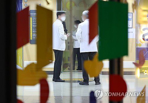 전공의 사직 등 의료계 집단행동(서울=연합뉴스) 이지은 기자 = 이른바 '빅5' 병원의 전공의들이 집단으로 사직서를 제출하기로 한 가운데 19일 서울의 한 대학병원에서 의료진이 대화를 나누고 있다. 2024.2.19 jieunlee@yna.co.kr