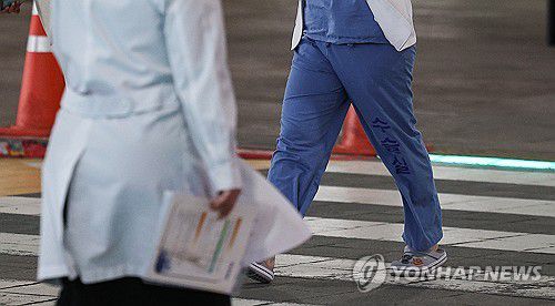 이동하는 의사들(대구=연합뉴스) 윤관식 기자